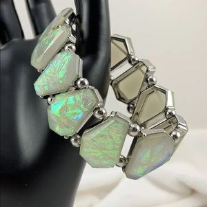 STRETCH BRACELET WITH LARGE BRILLIANT IRIDESCENT RANDOMLY SHAPED STONES